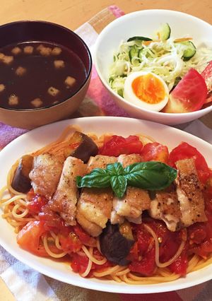 皮パリパリチキンを乗せたナストマトパスタ-レシピのメイン写真