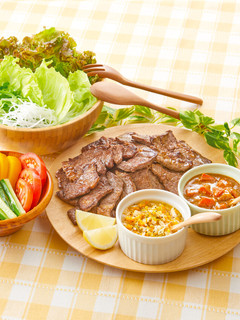 カルビ肉で焼肉!2種のソースと野菜添え-レシピのメイン写真