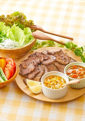 カルビ肉で焼肉！2種のソースと野菜添え-レシピのメイン写真