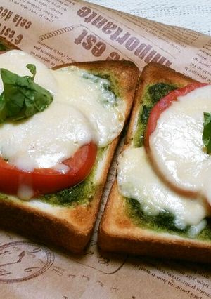 バジルペーストで簡単トマトピザ風トースト-レシピのメイン写真