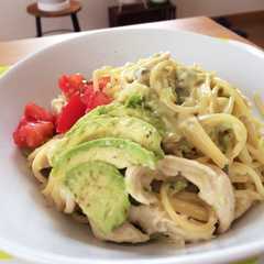 รูปของ ササミとアボカドのクリーミーパスタ