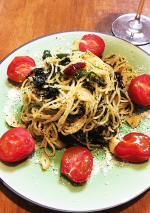 大葉たっぷりペペロンチーノ焼きトマト添え-レシピのメイン写真