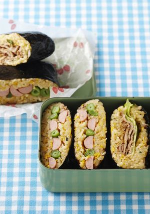 冷凍炒飯de２種類の彩々おにぎらず-レシピのメイン写真