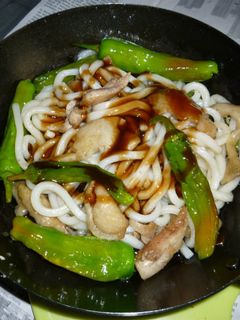 鉄パンで鶏皮+ししとうの焼きうどん-レシピのメイン写真