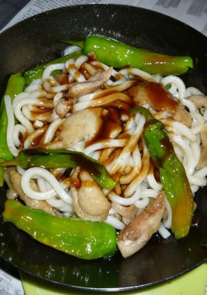 鉄パンで鶏皮＋ししとうの焼きうどん-レシピのメイン写真