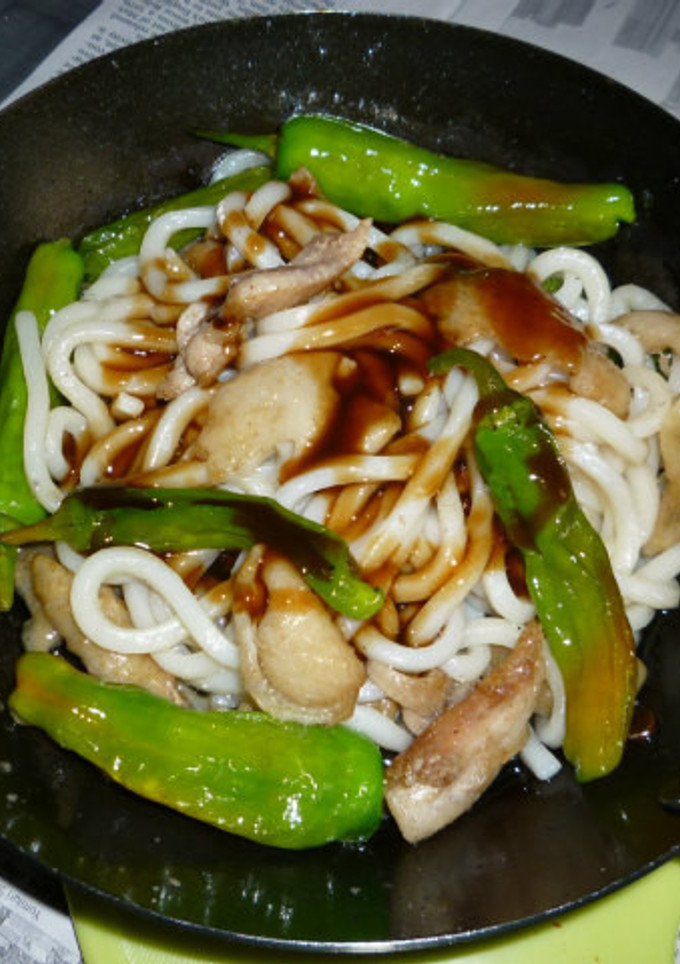 鉄パンで鶏皮＋ししとうの焼きうどん-レシピのメイン写真