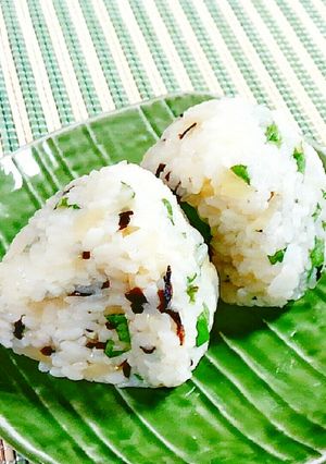ガリと塩昆布のおにぎり♪-レシピのメイン写真