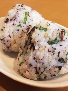 簡単!美味しい!!ゆかり昆布おにぎり-レシピのメイン写真