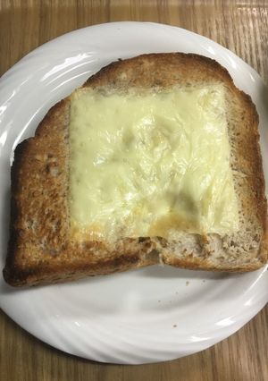 キヌアとくるみ入り食パンのチーズトースト-レシピのメイン写真