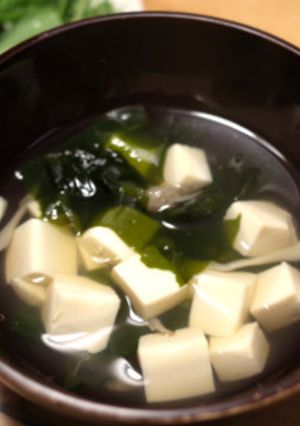だしが決め手！豆腐わかめと茸の澄まし汁-レシピのメイン写真