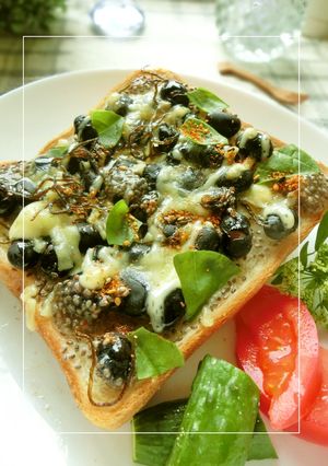 蒸し黒豆の塩昆布和トースト　黒酢ジュレ-レシピのメイン写真