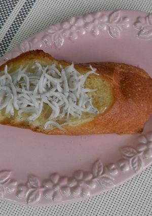 簡単レシピ！釜揚げしらす　のっけ盛りパン-レシピのメイン写真