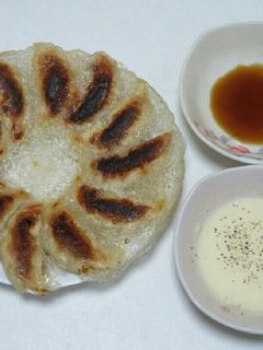 バリバリ羽根つき餃子とチーズソース-レシピのメイン写真