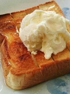 トーストマカダミアナッツアイス乗せ by うにらさん 【クックパッド