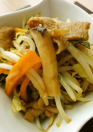 安価一品♪鶏皮と野菜ときのこの黒酢炒め-レシピのメイン写真