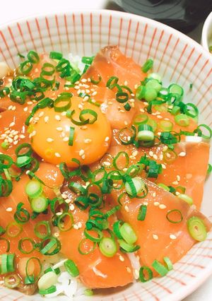 【ズボラ飯】サーモンのめんつゆ漬け丼-レシピのメイン写真