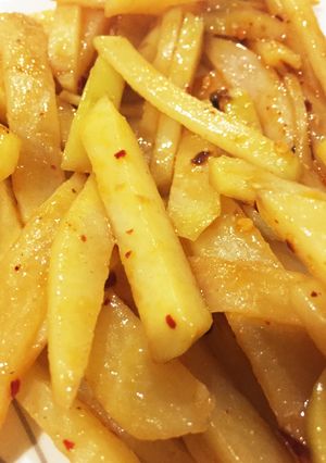 隠し味はラー油！ジャガイモのピリ辛炒め-レシピのメイン写真