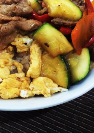 夏に★スタミナ満点！彩り野菜の焼肉丼-レシピのメイン写真