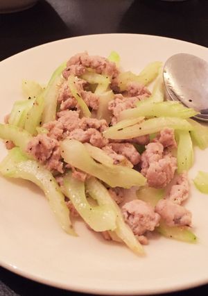 海外キッチン向きの塩豚挽肉とセロリの炒め-レシピのメイン写真