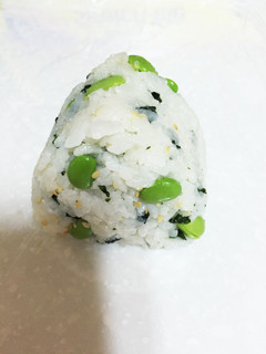 枝豆とワカメのオリーブオイルおにぎり-レシピのメイン写真