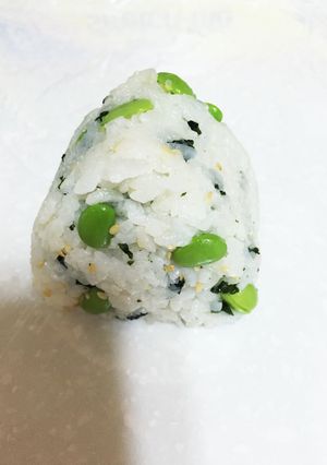 枝豆とワカメのオリーブオイルおにぎり-レシピのメイン写真