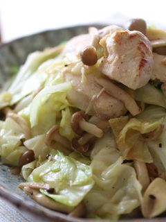 塩麹で鶏むね肉やわらか〜♪ ガリバタ炒め-レシピのメイン写真