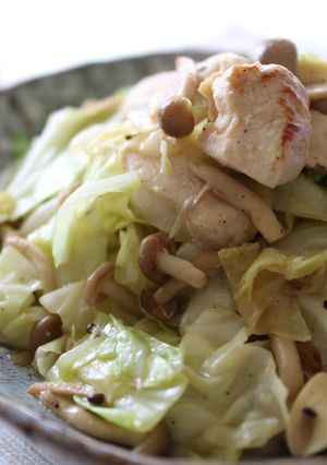 塩麹で鶏むね肉やわらか〜♪ ガリバタ炒め-レシピのメイン写真