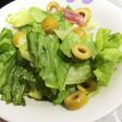 レタスと生ハムとオリーブのサラダ
