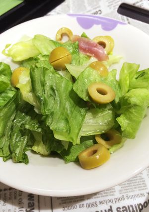 レタスと生ハムとオリーブのサラダ-レシピのメイン写真