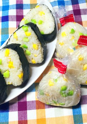 華やか♡白だしごま油香る枝豆コーンむすび-レシピのメイン写真