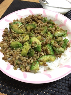 アボカドと鶏ひき肉のバター醤油炒め丼-レシピのメイン写真