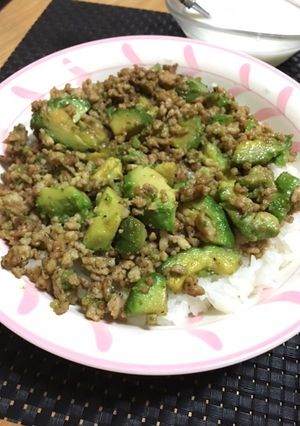 アボカドと鶏ひき肉のバター醤油炒め丼-レシピのメイン写真