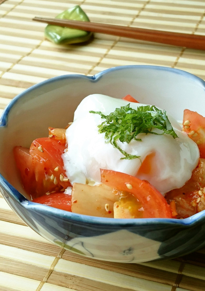 簡単おつまみ☆トマトキムチに温玉のせて♪-レシピのメイン写真