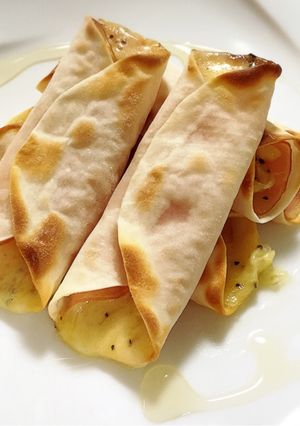 餃子の皮でおつまみハムチーズ♪蜂蜜添えて-レシピのメイン写真