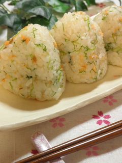 芽ネギと鮭フレークのおにぎり-レシピのメイン写真