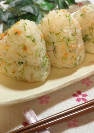 芽ネギと鮭フレークのおにぎり-レシピのメイン写真