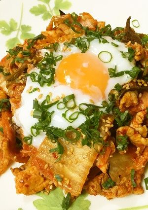 豚キムチ炒めの温玉乗せ-レシピのメイン写真