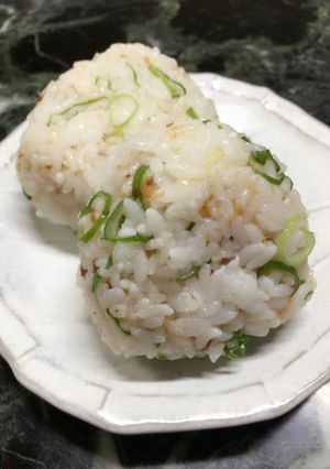 居酒屋裏メニュー♪ねぎおかかおにぎり♪-レシピのメイン写真