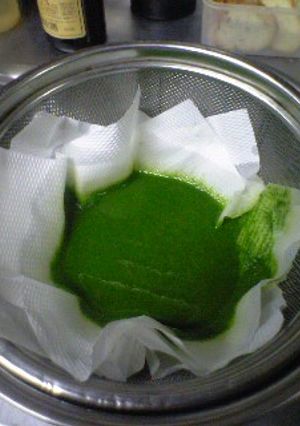 セロリの葉で色粉を作る-レシピのメイン写真