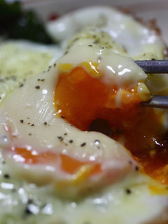 ご飯のおかずに家呑みに、チーズ目玉焼き-レシピのメイン写真
