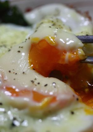 ご飯のおかずに家呑みに、チーズ目玉焼き-レシピのメイン写真