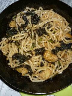 鉄パンで赤紫蘇+鶏皮の焼きうどん-レシピのメイン写真