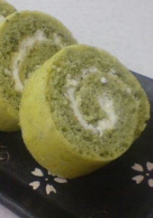 ホワイトチョコクリームの青汁ロールケーキ-レシピのメイン写真