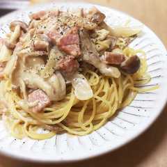 รูปของ 舞茸としめじとベーコンのクリームパスタ
