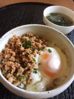 鶏そぼろご飯に簡単半熟卵を添えて♡-レシピのメイン写真