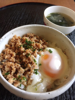 鶏そぼろご飯に簡単半熟卵を添えて♡-レシピのメイン写真