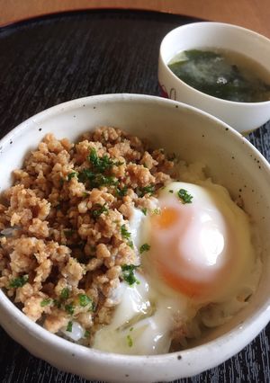 鶏そぼろご飯に簡単半熟卵を添えて♡-レシピのメイン写真