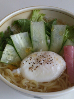 ポーチドエッグ入りサラダラーメン-レシピのメイン写真