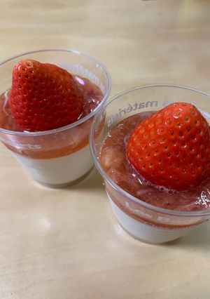 ヨーグルトゼリー～苺ソースがけ-レシピのメイン写真