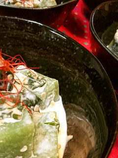 刺身こんにゃくとワカメの味噌マヨ胡麻ダレ-レシピのメイン写真